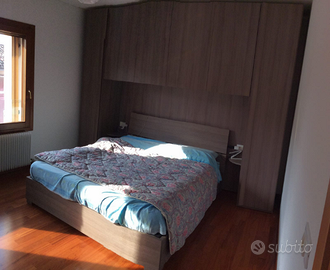 Camera matrimoniale con mobile a 6 ante