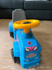 trattorino cavalcabile a spinta spiderman 