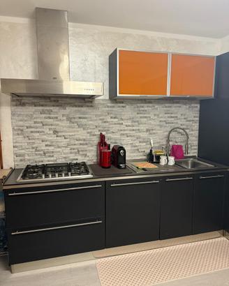 Cucina con elettrodomestici