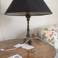 Lampada da tavolo classica con base in metallo