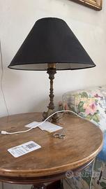 Lampada da tavolo classica con base in metallo