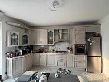 Cucina SCAVOLINI con top in marmo riverniciata