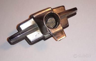 chiusura cofano motore