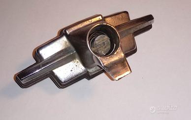 chiusura cofano motore