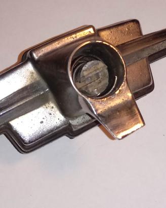 chiusura cofano motore