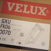 FINESTRA VELUX CON TENDINA NUOVA-MAI MONTATA