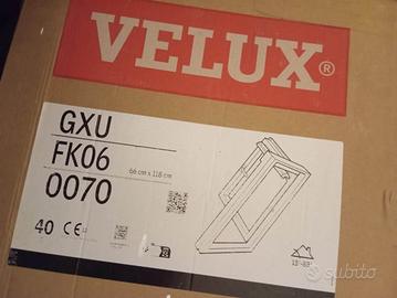 FINESTRA VELUX CON TENDINA NUOVA-MAI MONTATA