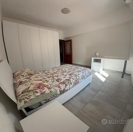Camera in via is mirrionis per ragazze