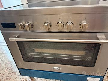 Cucina all’induzione con forno elletrico