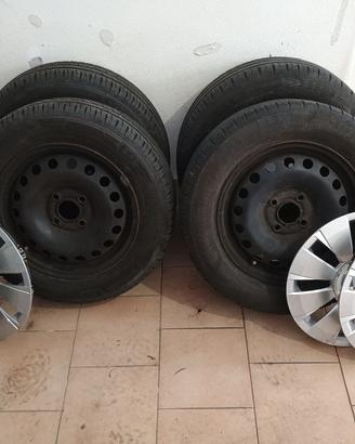 cerchi e pneumatici 175/65 R14 copricerchi  VW Up!