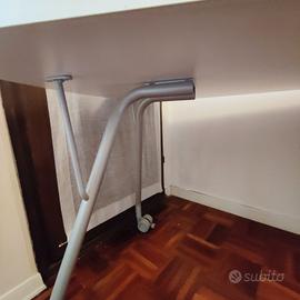 Scrivania bianca con cassettiera