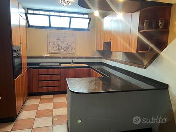 Cucina in ciliegio e granito con elettrodomestici