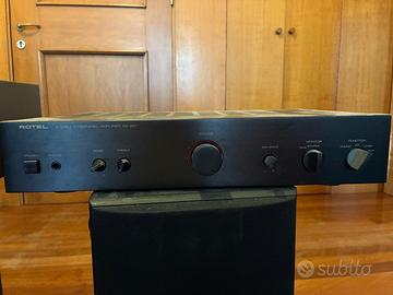 Impianto stereo con diffusori e amplificatore