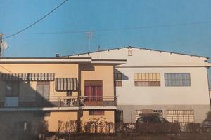 Vendita casa indipendente con locale commrciale