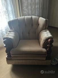 Poltrona grande con dettagli legno