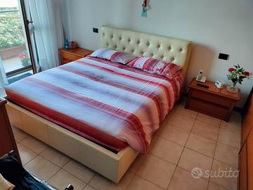 Letto matrimoniale con comodini e cassettiera
