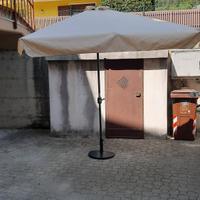 Ombrellone a mezzaluna con base