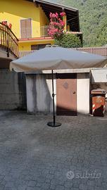 Ombrellone a mezzaluna con base