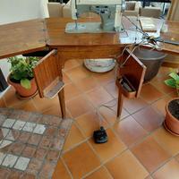 Macchina da cucire Necchi con mobile
