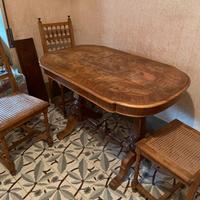 Sedie e tavolo in legno pregiato da restaurare