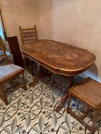 Sedie e tavolo in legno pregiato da restaurare