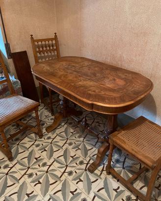 Sedie e tavolo in legno pregiato da restaurare