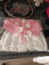 cardigan neonata , bavaglino, scarpette, cappello 