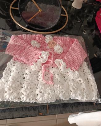 cardigan neonata , bavaglino, scarpette, cappello 