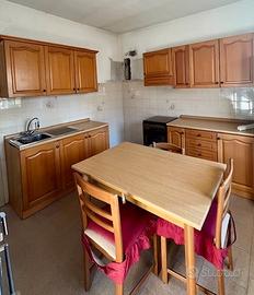 Cucina divisa in due con ante in rovere