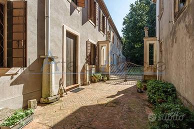 Villa di 2850 m² con più di 5 locali e box auto a 