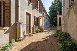 Villa di 2850 m² con più di 5 locali e box auto a 