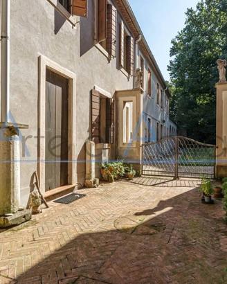 Villa di 2850 m² con più di 5 locali e box auto a 