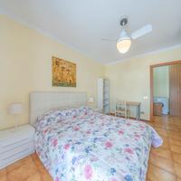 Camera da letto, cucina e divano