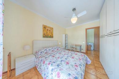 Camera da letto, cucina e divano