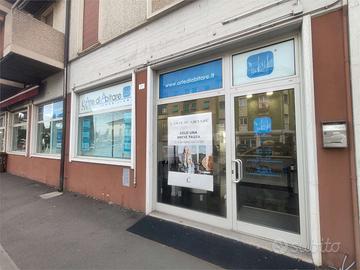 BORGO ROMA Ufficio/Negozio con luminose vetrine