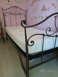 Letto singolo in ferro battuto con comodino uguale