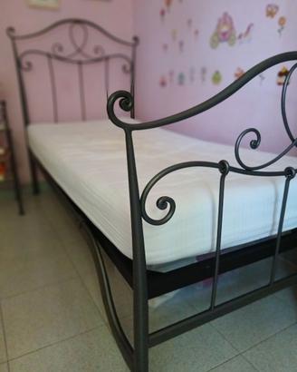Letto singolo in ferro battuto con comodino uguale
