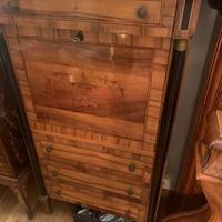 Mobiletto antico in radica