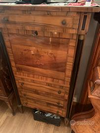 Mobiletto antico in radica