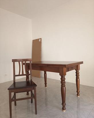 Tavolo classico allungabile in legno con 6 sedie