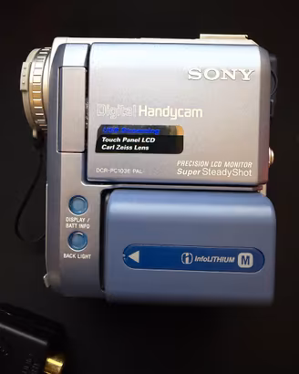 Pacchetto videocamera Sony Handycam DCR-PC103E min