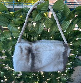 Borsa a mano in ecopelliccia grigia.