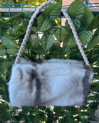 Borsa a mano in ecopelliccia grigia.