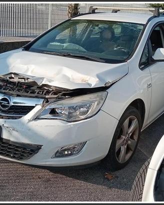 OPEL Astra J SW 2010 per ricambi