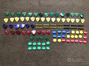 98 distintivi laccati ottone e spille colorate