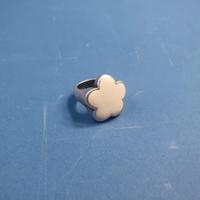 ANELLO "PIETRO FERRANTE" CON FIORE SMALTATO BIANCO