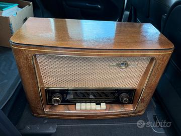 Radio in legno vintage FM revisionata