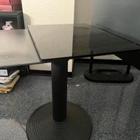 tavolo da computer in cristallo e acciaio