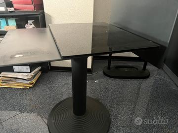 tavolo da computer in cristallo e acciaio