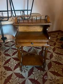 Mobiletto in legno stile classico